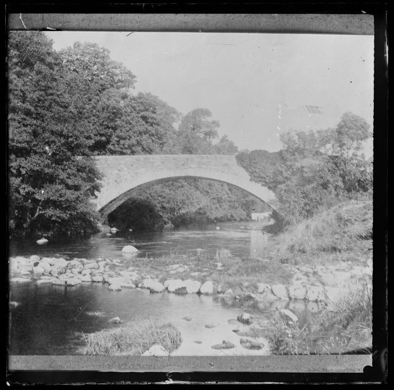 Desconegut, [Bridge over a river]