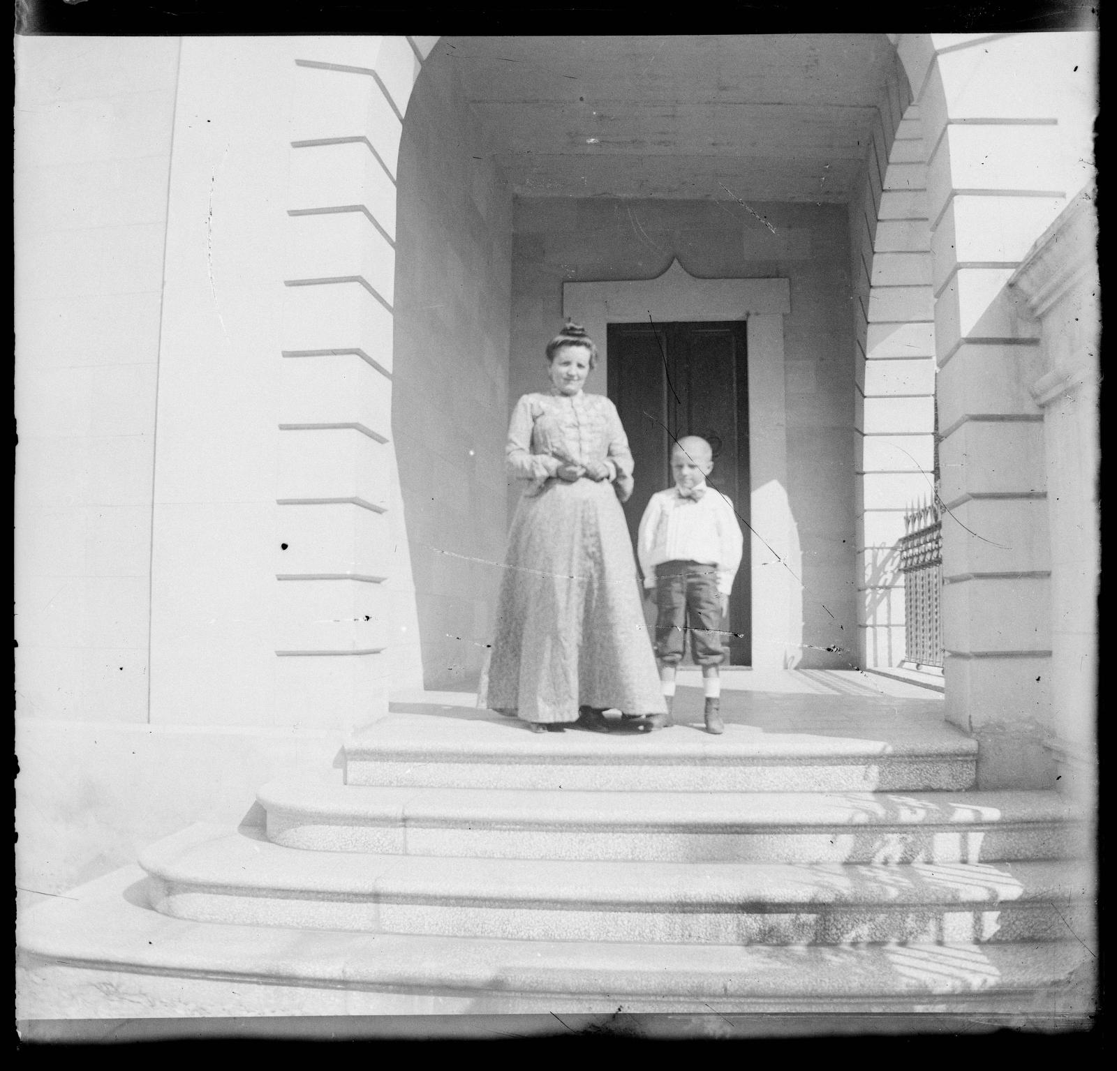 Desconegut, [Woman and child]