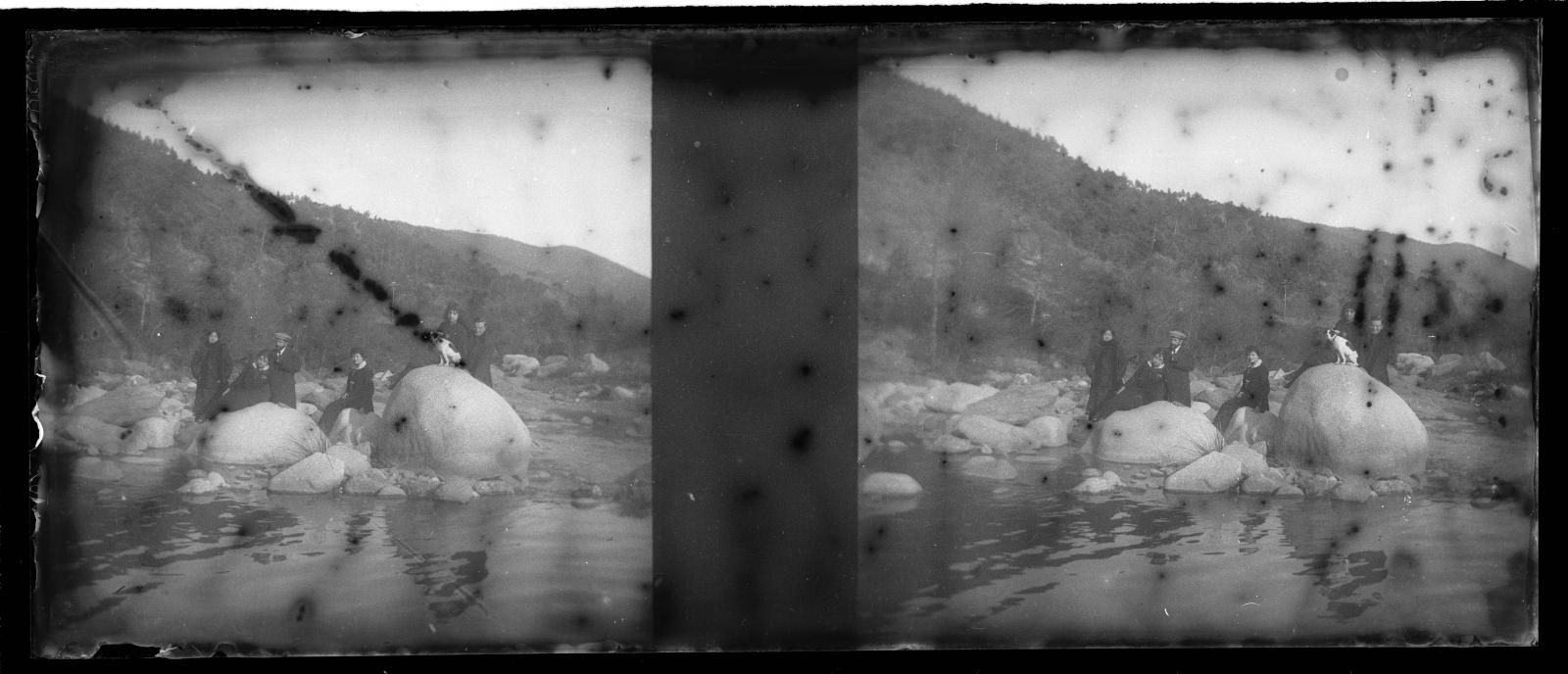 Desconegut, People in a river in Figaro
