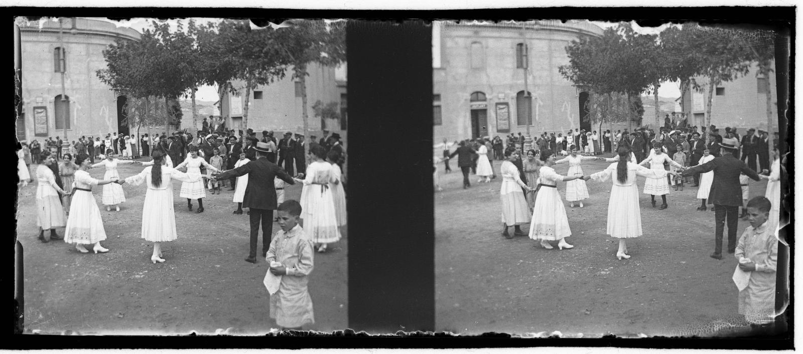 Desconegut, Sardana dance in aSanta Coloma