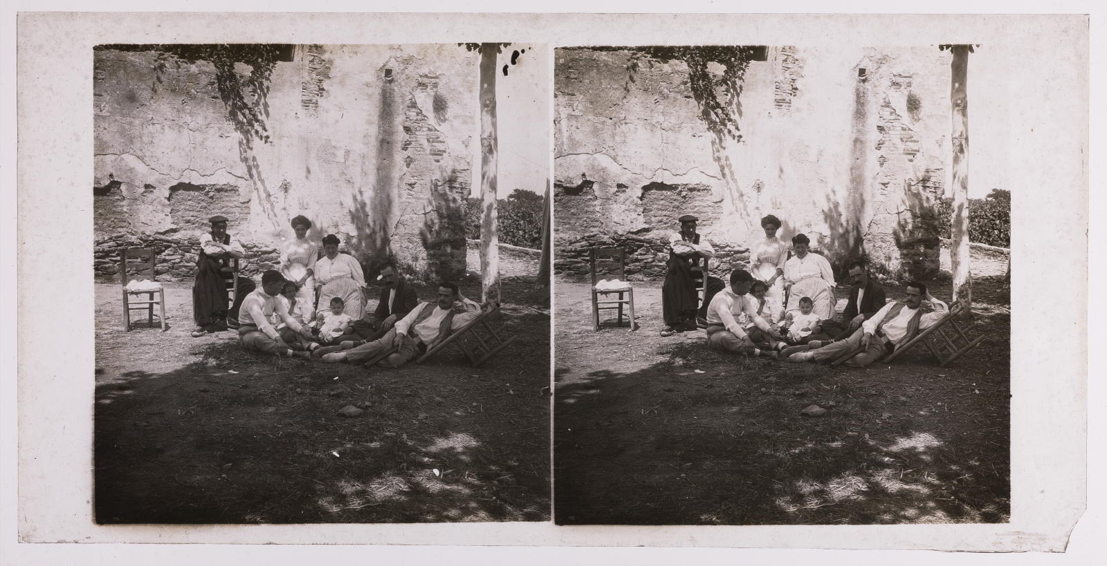 Desconegut, [Three men, two women and one child]