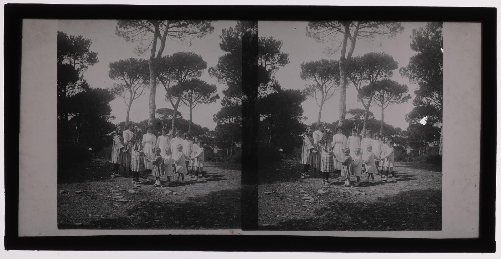 Desconegut, [Group of girls and girls]