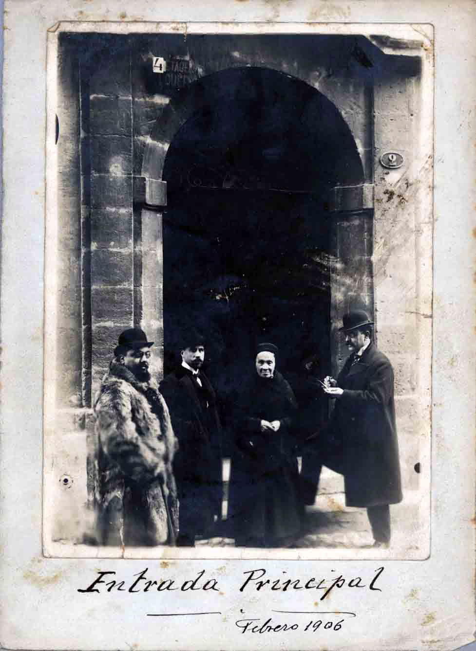 View of the height of the house Hotel de Gerona\ nFacade on Calle de Sant Germain\ nFacade on rue de Girone\ nEntrance Main\ nDetail corner