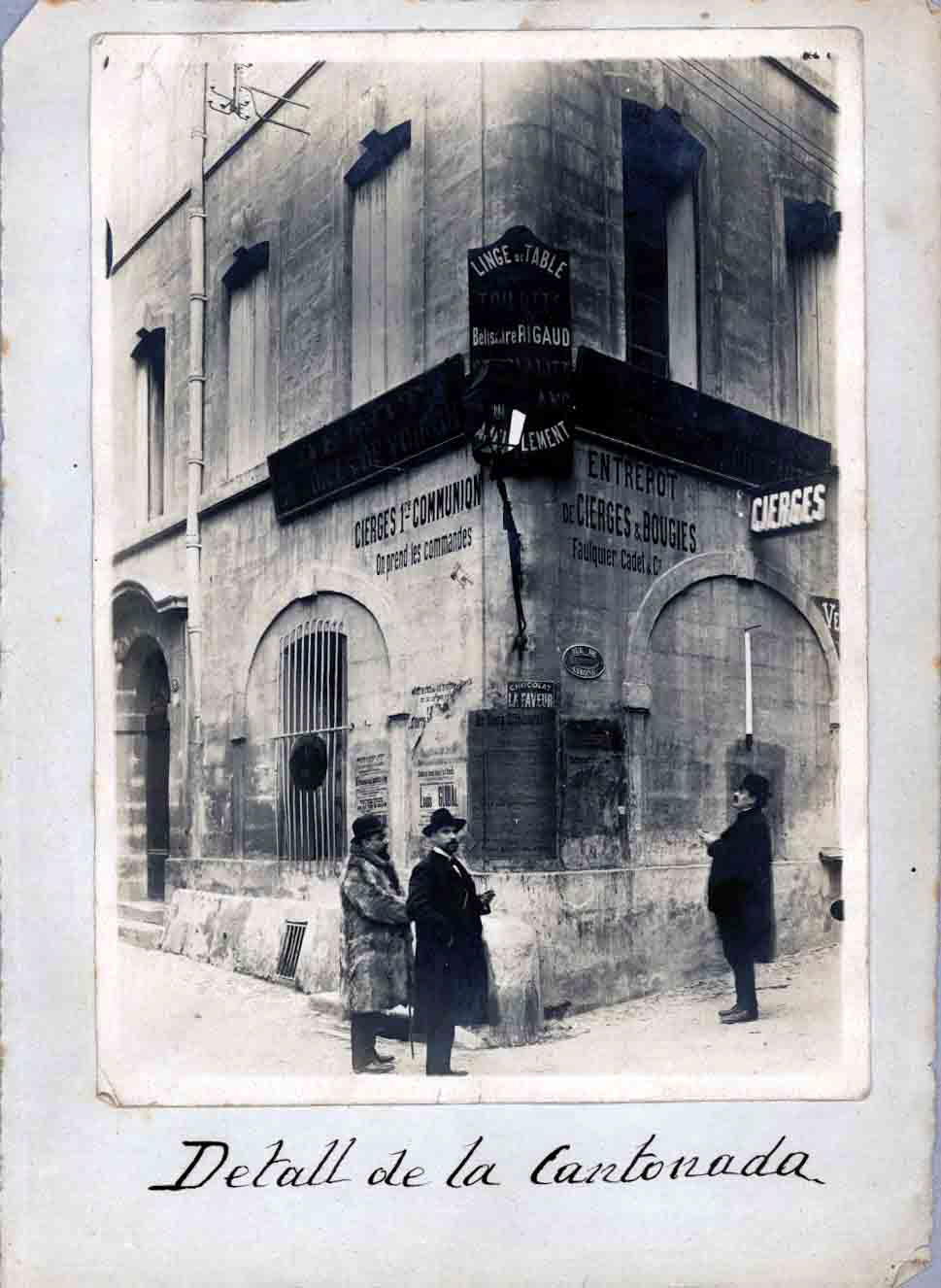 Vista de l'alçada de la casa Hotel de Gerona
Façana al carrer de Sant Germain
Façana a la rue de Girone
Entrada principal
Detall de la cantonada