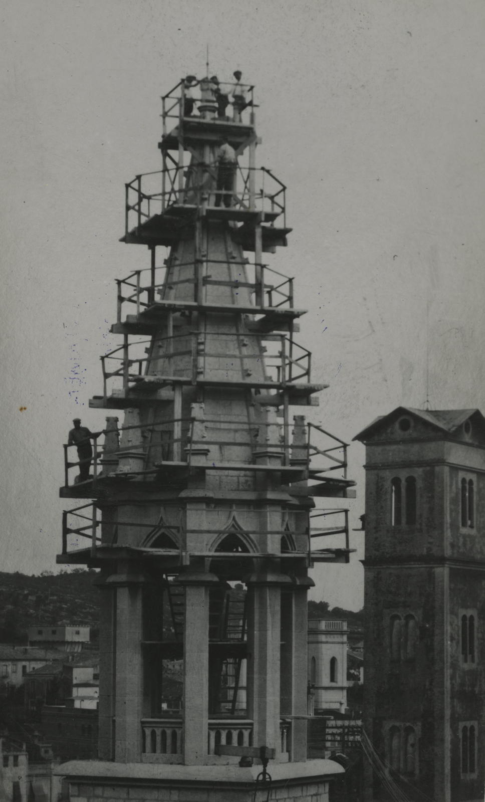 Desconegut, [Construcció del campanar neogòtic de l'església del Mercadal]