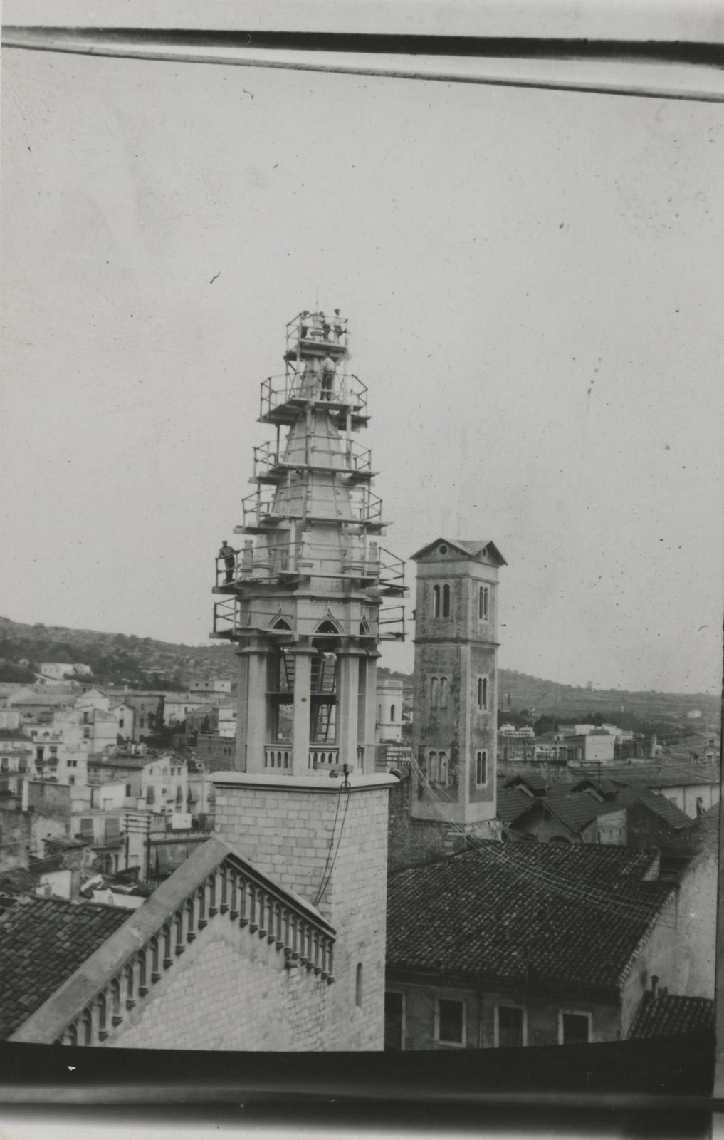 Desconegut, [Construcció del campanar neogòtic de l'església del Mercadal]