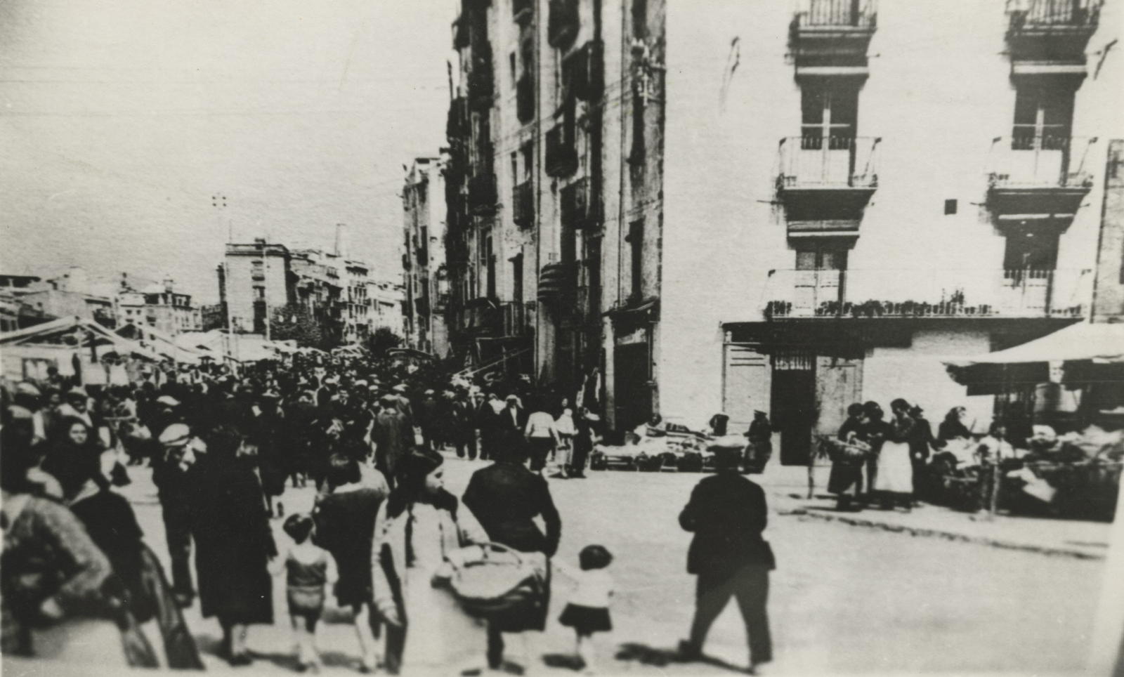 Desconegut, [Market at Rambla Jacinto Verdaguer]