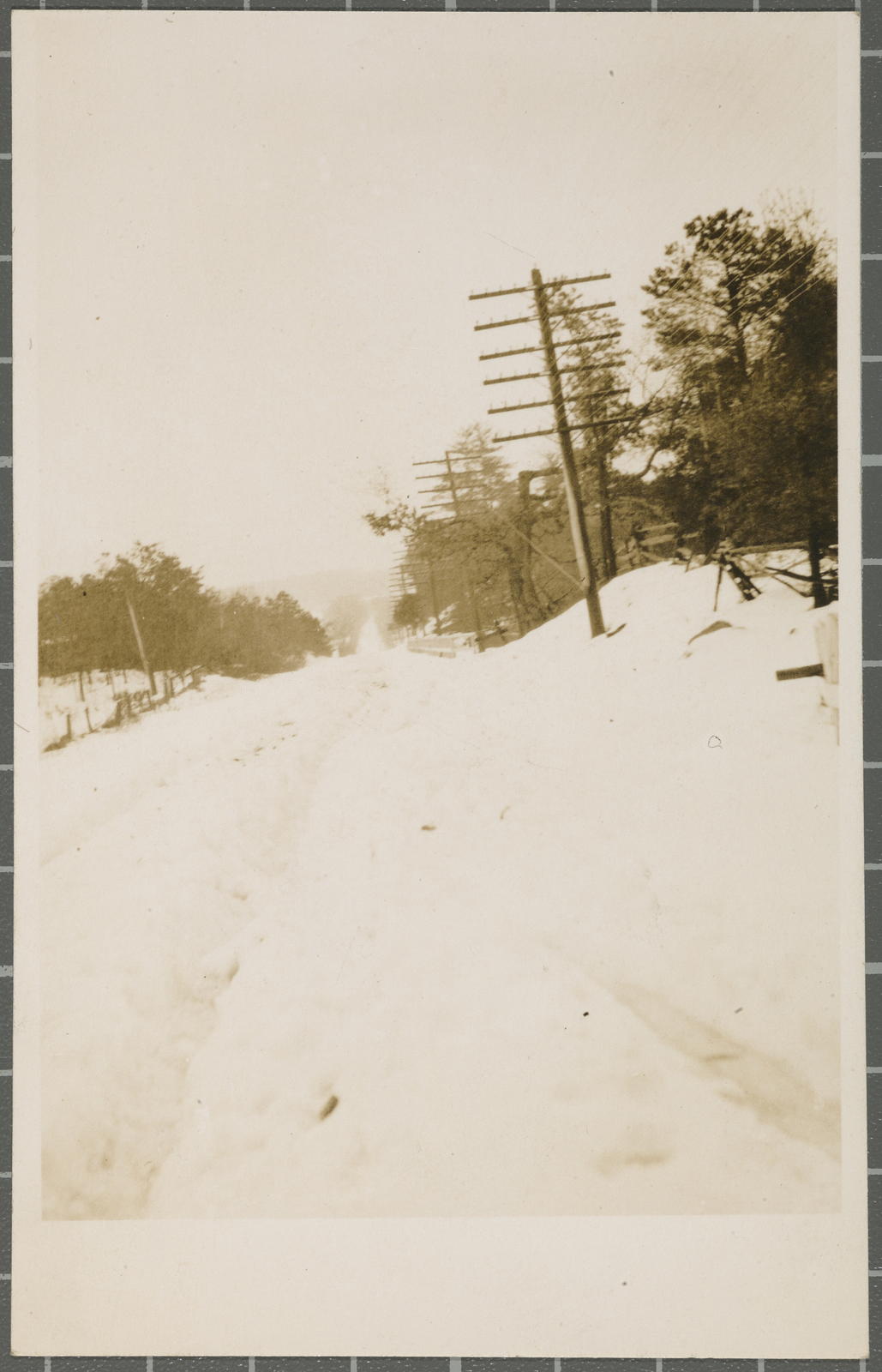 Desconegut, [snowy road]