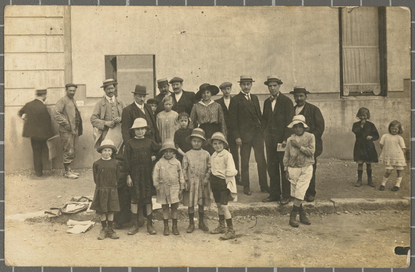 Desconegut, [Group Portrait]