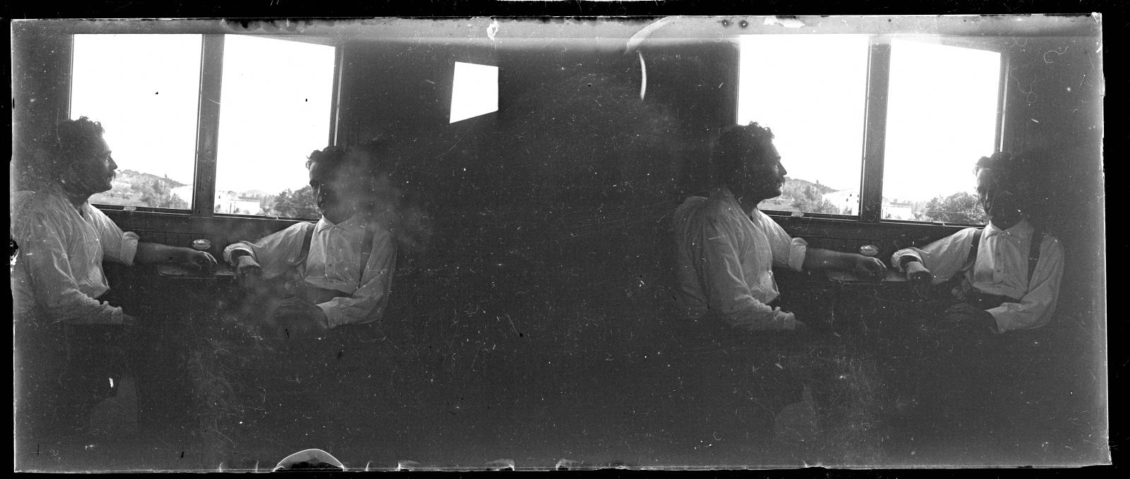 Desconegut, [Train travel]