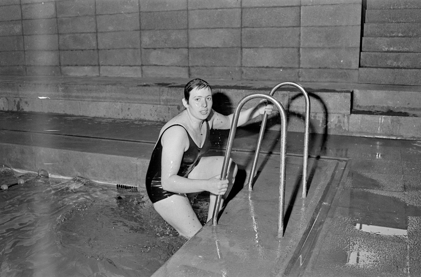 Entrenadors en una piscina coberta